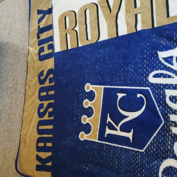 KC Royals 60x80 plush throw - Picture 2 of 2